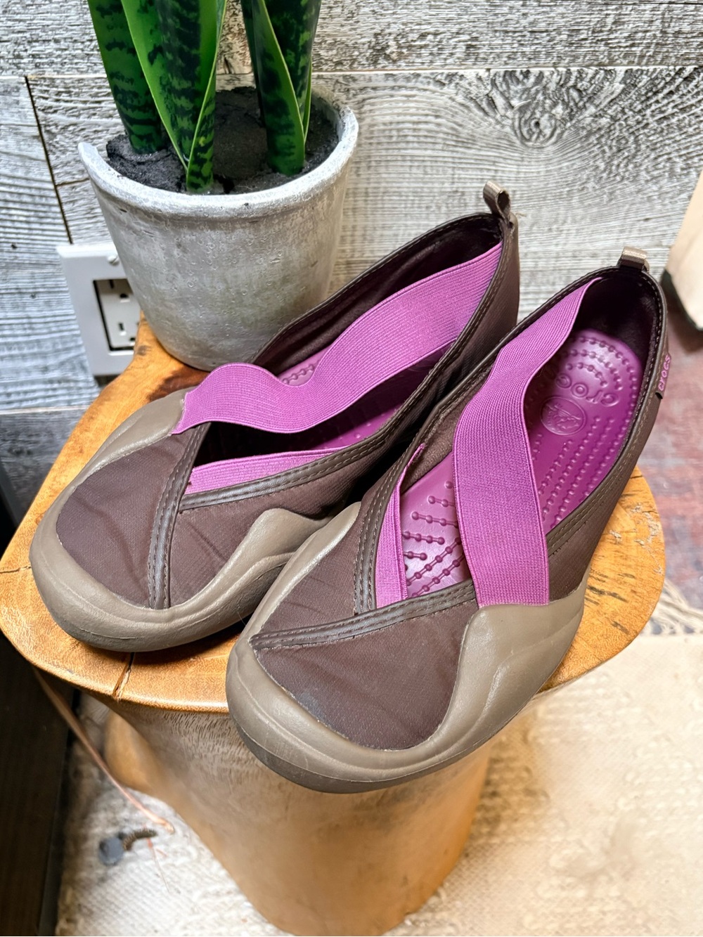 CROCS | "Springi" Elastic Comfort Walking Flats - Women's 9, Espresso/Petal Pink